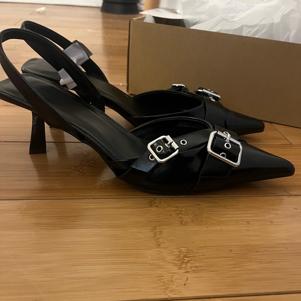 Sling back closed toe kitten heels - Picture 2 of 3